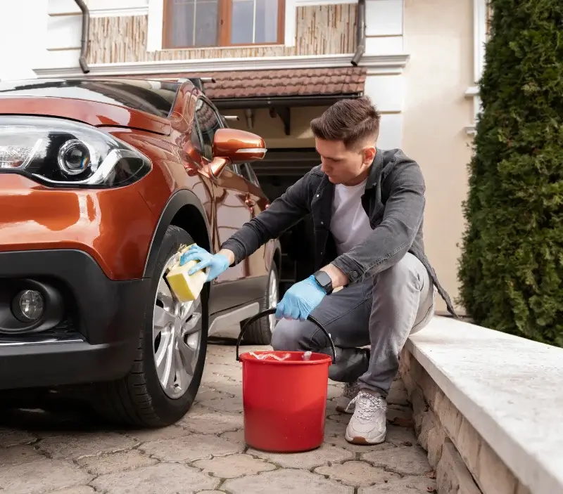 Lavage auto à domicile Saint-Avit-le-Pauvre : professionnel intervenant sur un véhicule